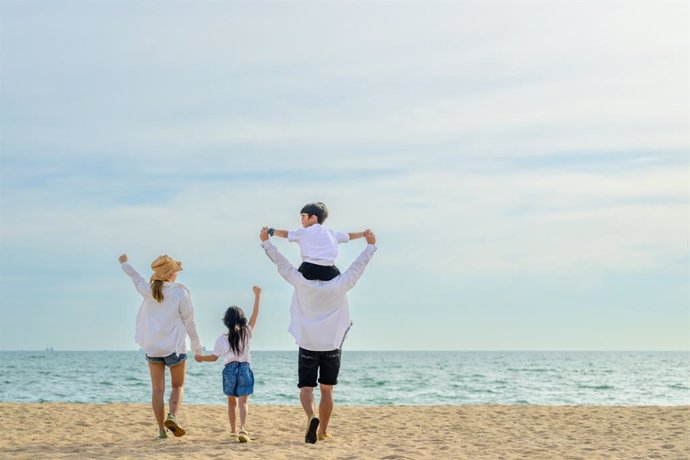 Archivo - Familia feliz en la playa.