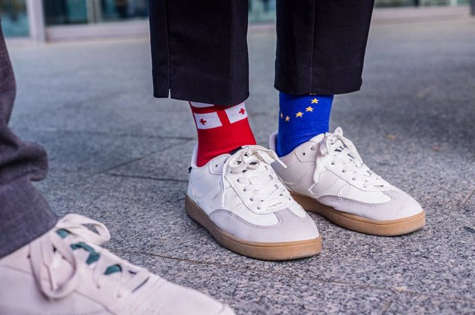 Archivo - April 30, 2024, Warsaw, Mazowieckie, Poland: Socks of a protester advocating closer ties between Georgia and the European Union. One sock is the Georgian flag while the other is the flag of the EU. On 30th April 2024, a small group of Georgian r