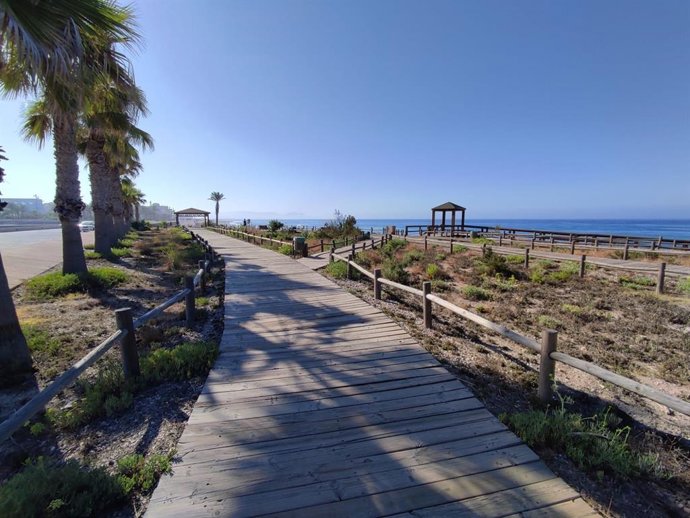 Archivo - Paseo peatonal de El Toyo (Almería).