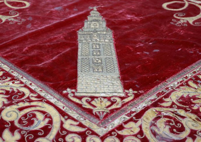 Archivo - Inicio de los trabajos de restauración del repostero carmesí de la catedral de Sevill, imagen de archivo. 