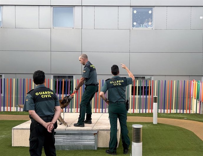La Guardia Civil realiza una exhibición de medios en el Hospital Materno Infantil de la Arrixaca