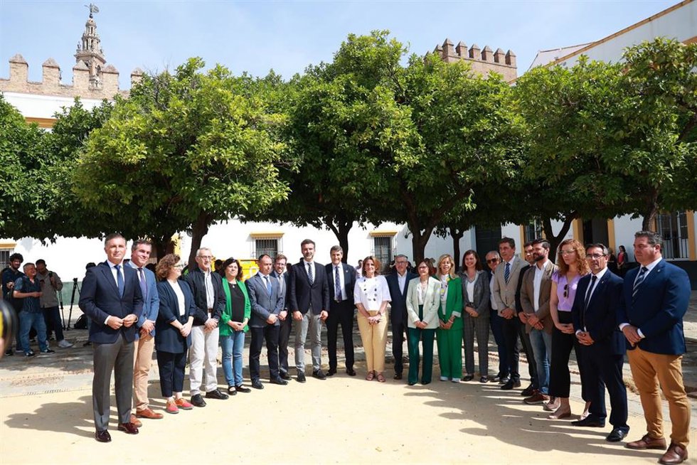 Archivo - La ministra para la Transición Ecológica y el Reto Demográfico, Teresa Ribera, con los alcaldes del entorno de Doñana.