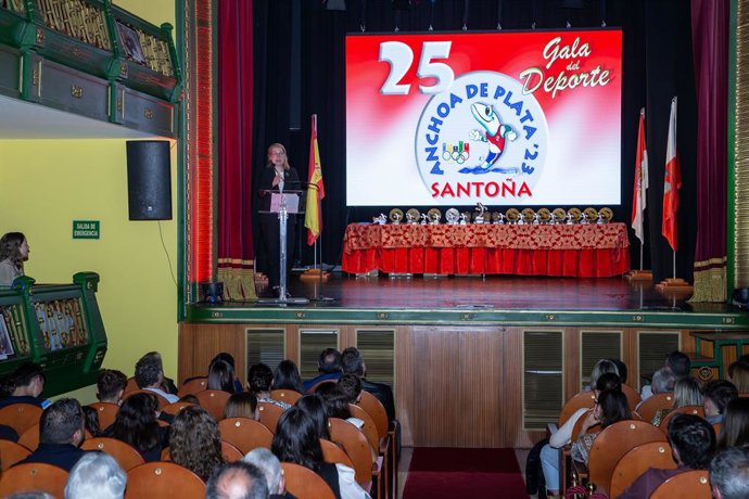 La consejera de Cultura, Turismo y Deporte, Eva Guillermina Fernández, asiste a la XXV edición de la Gala del Deporte Santoñés ‘Anchoa de plata’23’.