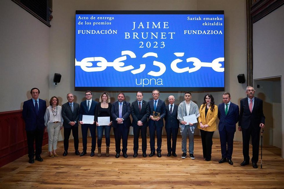 Personas premiadas, integrantes de la Fundación Brunet y autoridades, al finalizar el evento.