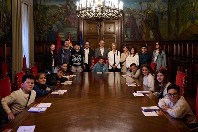 Foto de grupo del vicepresidente Taberna, Joseba Asiain y Yolanda González con los niños y niñas del órgano de participación infantil de Viana.