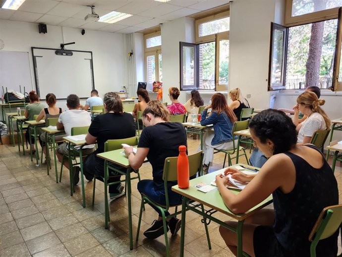 Archivo - Un aula en el que opositores realizan un examen en Aragón.