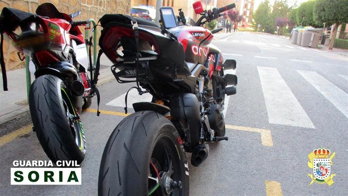 Archivo - Dos de las motos de los conductores británicos denunciados.