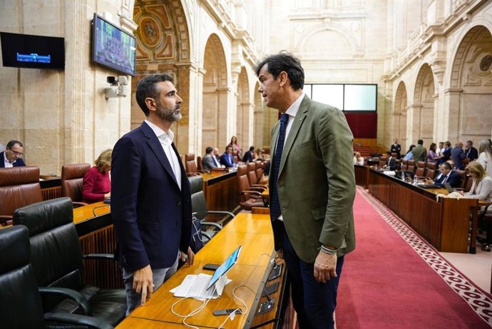 El Consejero de Sostenibilidad, Medio Ambiente y Economía Azul, Ramón Fernández-Pacheco, y el parlamentario andaluz del Partido Popular de Almería, Juan José Salvador.