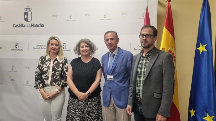 La consejera de Desarrollo Sostenible, Mercedes Gómez, se reúne con los responsables de la Junta Central de Regantes de La Mancha Oriental.