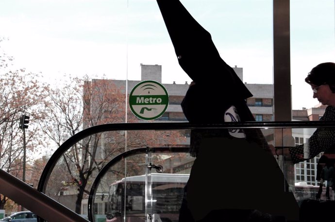 Archivo - Nazareno en una estación del Metro de Sevilla.