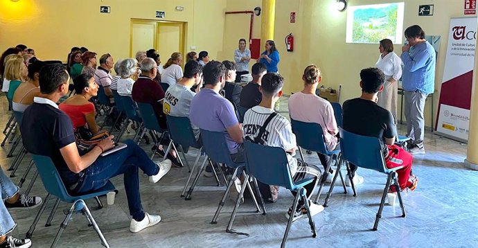 Encuentro de la Universidad de Huelva en el Centro de Servicios Sociales Joaquín Martín 'Quini'.