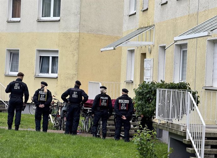 Agentes de la Policía en Wolmirstedt tras un ataque de un individuo contra aficionados que veían un partido de la selección alemana