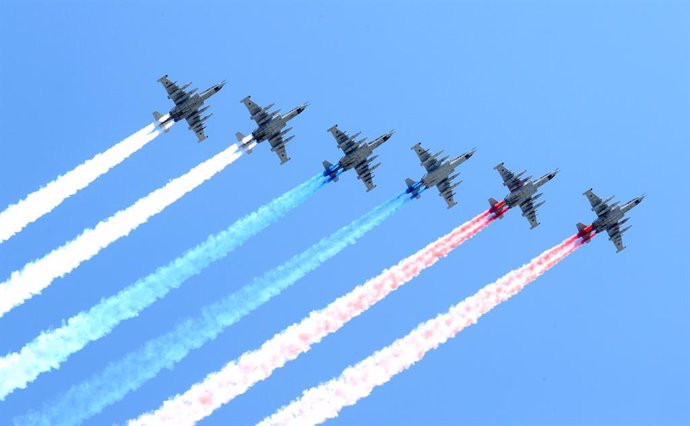 Archivo - HANDOUT - 24 June 2020, Russia, Moscow: Russian air force planes fly over the Red Square during a military parade to mark the 75th anniversary of the Victory in the Great Patriotic War of 1941-1945 between the Soviet Union and Nazi Germany. Phot