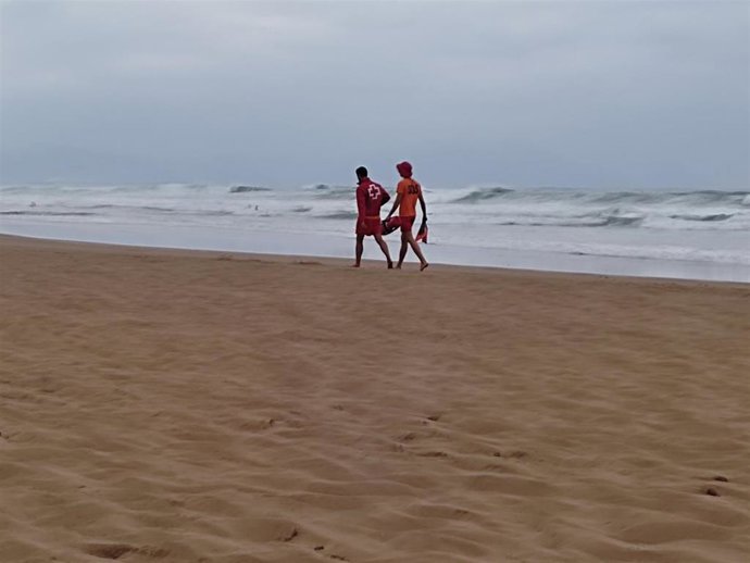 Archivo - Socorristas en la playa de Sopelana (Bizkaia)