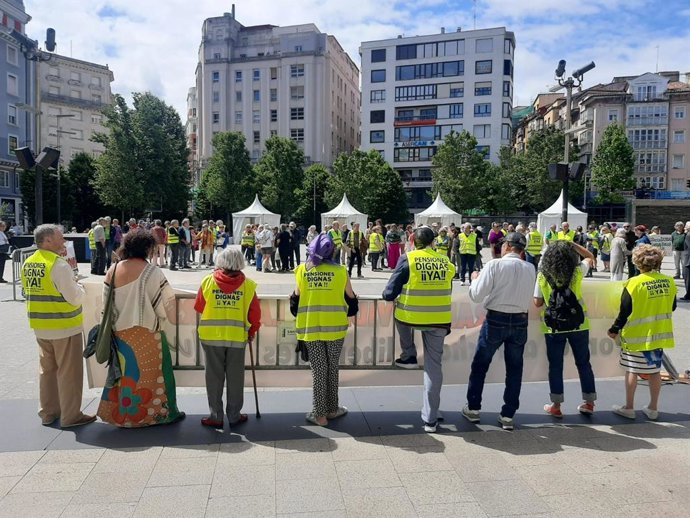 Concentración en defensa de las personas mayores y en contra del maltrato a este colectivo