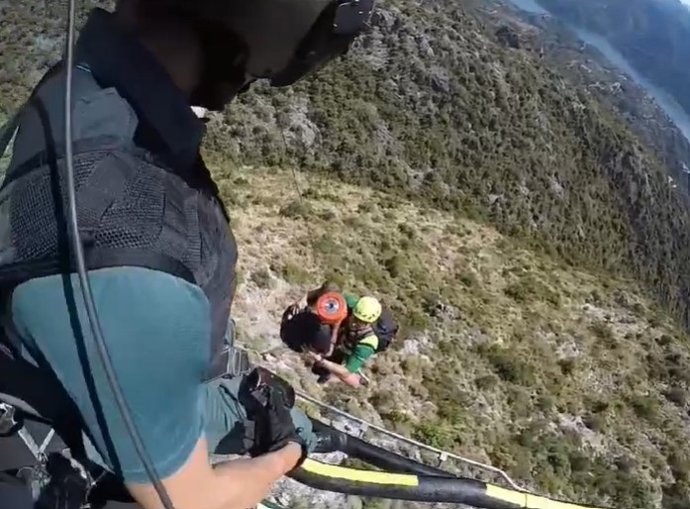 La Guardia Civil rescata a un joven senderista perdido en un barranco de difícil acceso en la zona de Istán