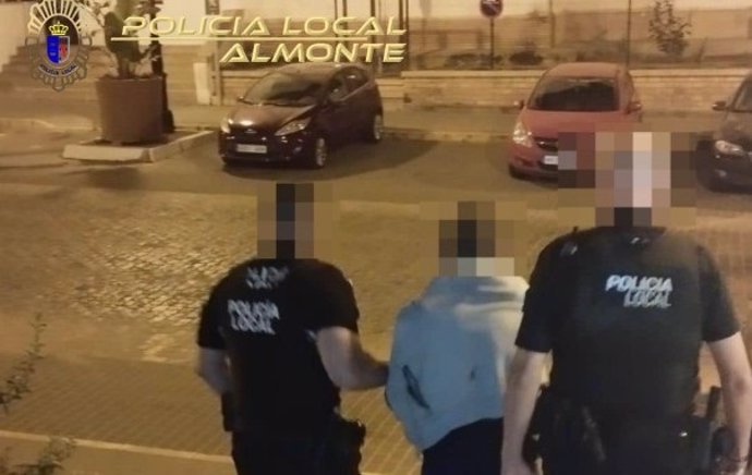 Detenido el presunto autor de un robo en el interior de un vehículo tras darse a la fuga en Almonte (Huelva).