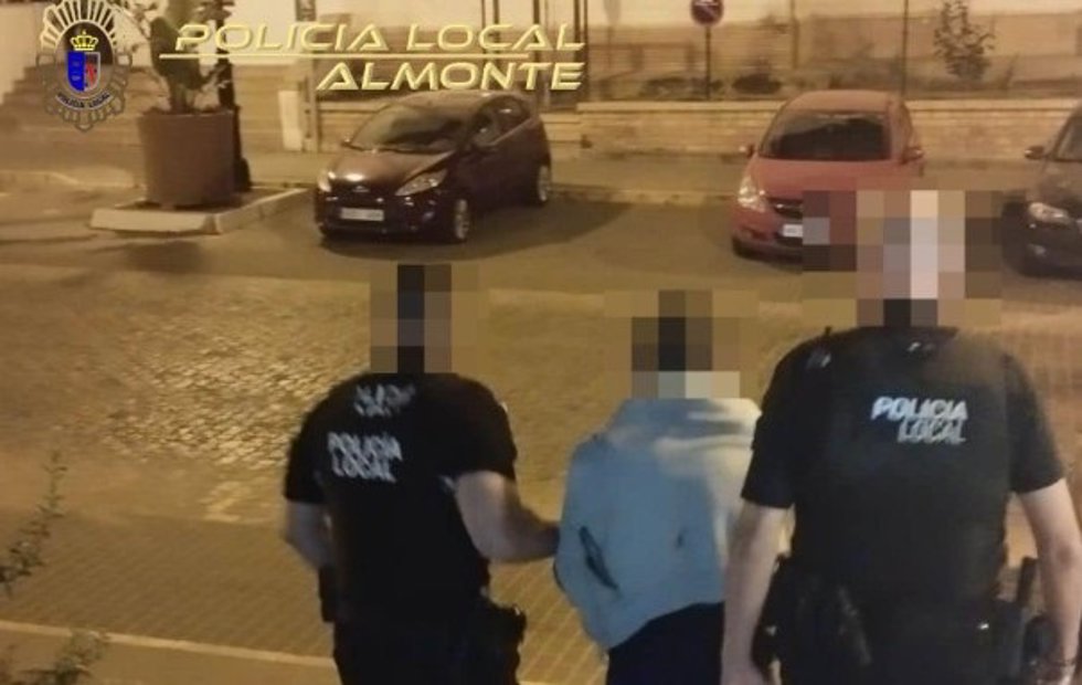 Detenido el presunto autor de un robo en el interior de un vehículo tras darse a la fuga en Almonte (Huelva).