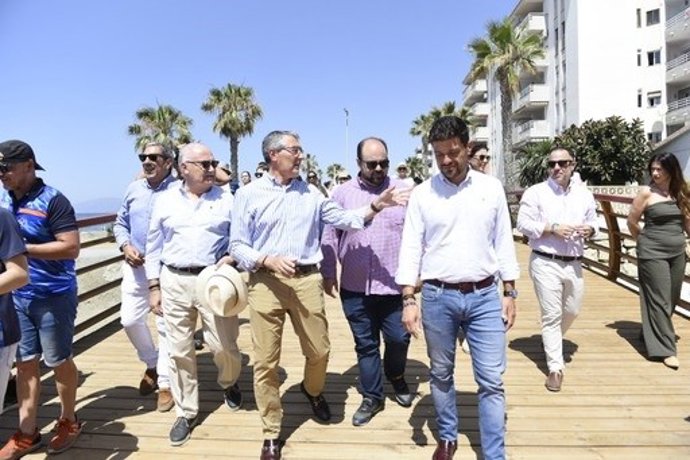 El presidente de la Diputación y alcalde de Rincón de la Victoria, Francisco Salado, junto al vicepresidente de Infraestructuras y Territorio Sostenible, Cristóbal Ortega, en la inauguración del nuevo tramo conecta la Senda Litoral con la Gran Senda