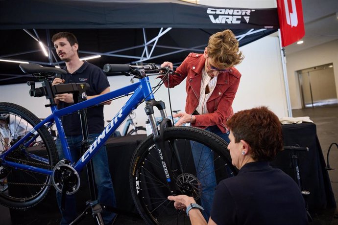 María Chivite durante su visita a la jornada 'Biciactívate' para el fomento del uso de la bicicleta.