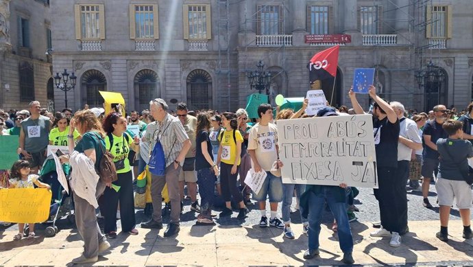 Unas 300 personas se manifiestan en Barcelona contra el "abuso de temporalidad" de los interinos