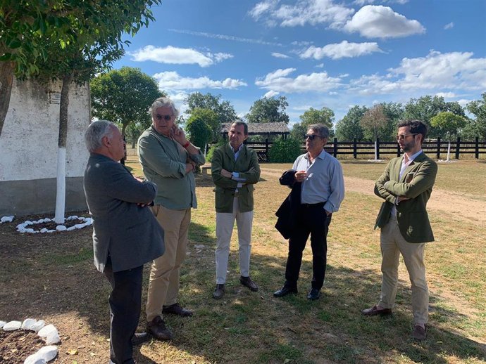 El consejero de Cultura,  Gonzalo Santonja, visita la Ganadería Carreros junto al presidente de la Fundación del Toro de Lidia, Victorino Martín; el presidente de la Fundación Godofredo Garabito y Gregorio, Guillermo Garabito, y miembros de ganaderías.