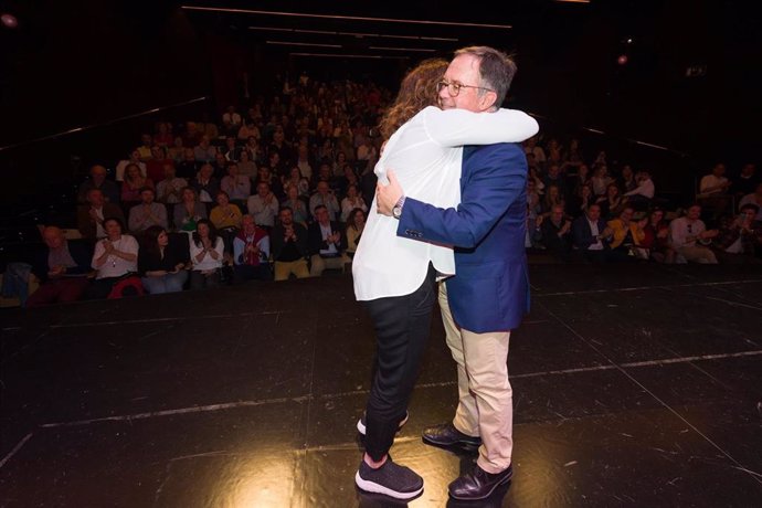 La secretaria general del PSIB-PSOE y presidenta del Congreso, Francina Armengol, abraza al secretario general de la FSE-PSOE, Josep Marí, quien este sábado ha anunciado su retirada