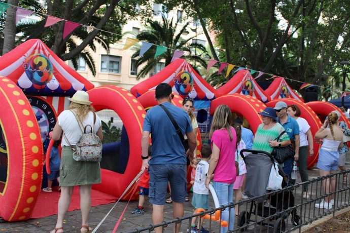 Actividades lúdicas y tradicionales dedicadas a las Lenguas de Signos Españolas en el Parque Nicolás Salmerón, organizadas por el Ayuntamiento de Almería.