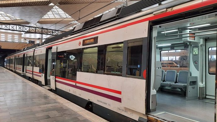 Tren de Cercanías en la Estación Zaragoza-Delicias.