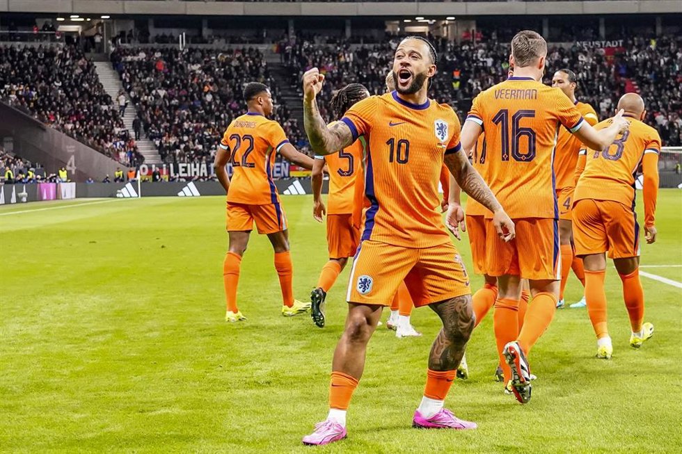 Archivo - Memphis Depay of Netherlands celebrates after his sides first goal during the International Friendly football match between Germany and Netherlands on March 26, 2024 at Deutsche Bank Park in Frankfurt am Main, Germany - Photo Joris Verwijst / 