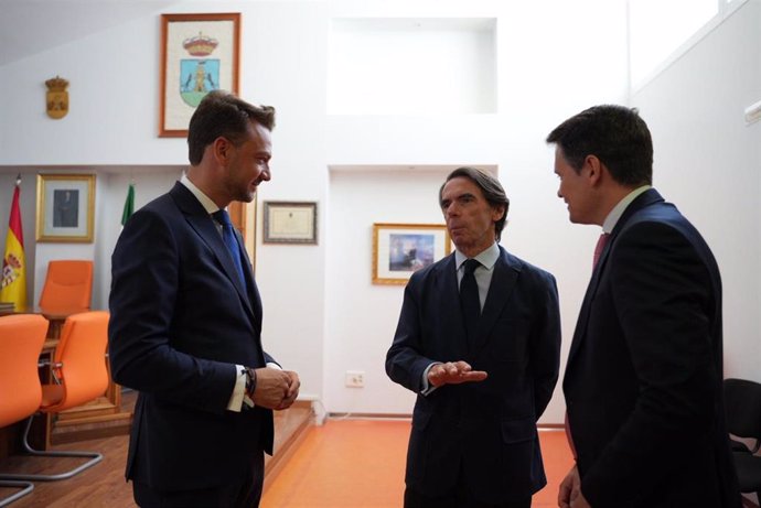 El expresidente José María Aznar conversa con el consejero de Presidencia, Abel Bautista, y el alcalde de Jaraíz de la Vera, Luis Miguel Núñez