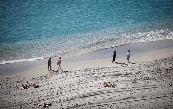 Archivo - Varias personas en la Playa del Zapillo de Almería (en imagen de archivo). 
