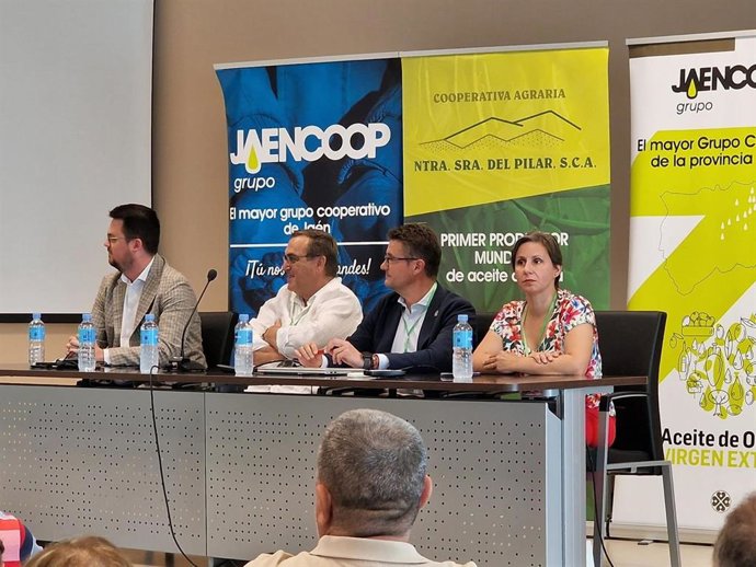 La delegada de Agricultura, Pesca, Agua y Desarrollo Rural, Soledad Aranda, ha asistido a la inauguración de las Jornadas 'Aceite de oliva y Salud' de la SCA Nuestra Señora del Pilar, en Villacarrillo (Jaén).