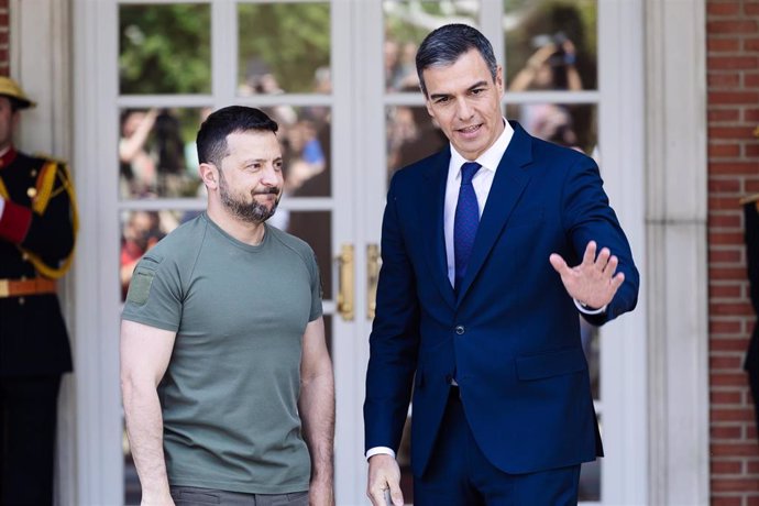 El presidente de Ucrania, Volodimir Zelenski (i), y el presidente del Gobierno, Pedro Sánchez (d), a su llegada a un encuentro en el Palacio de La Moncloa, a 27 de mayo de 2024, en Madrid (España).