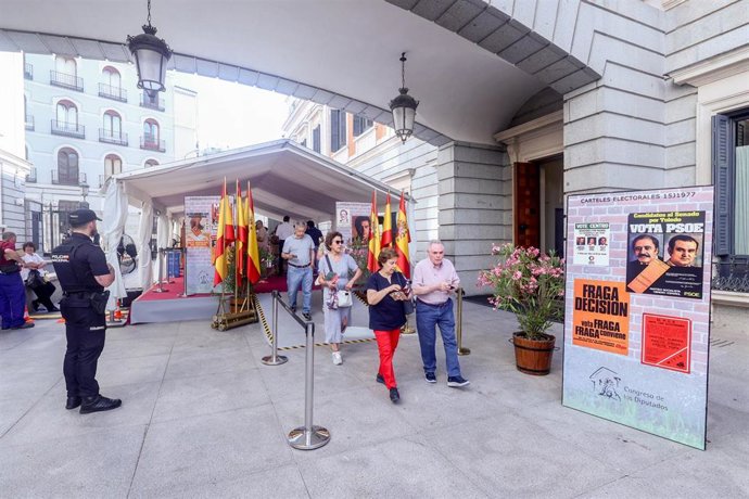 Varias personas asisten a la jornada de Puertas Abiertas en el Congreso de los Diputados, a 15 de junio de 2024.