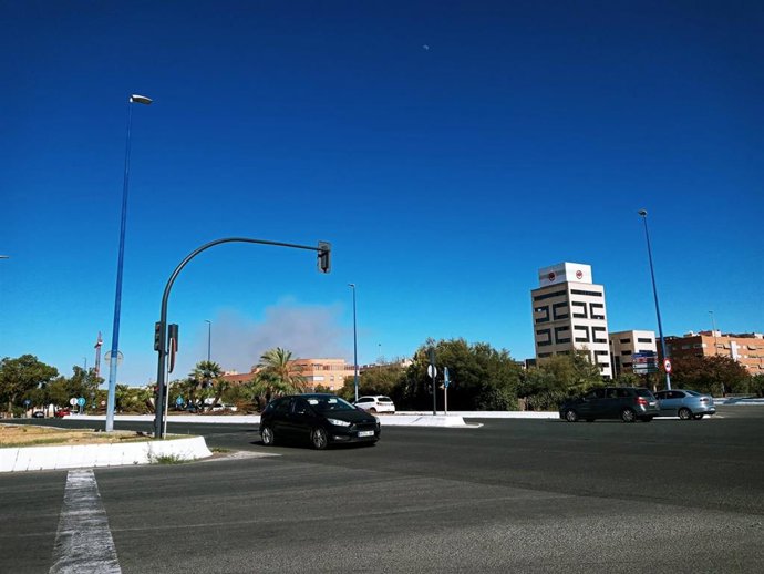 El humo se ha podido ver desde varios kilómetros. Imagen tomada en las proximidades de la Torre Sevilla.