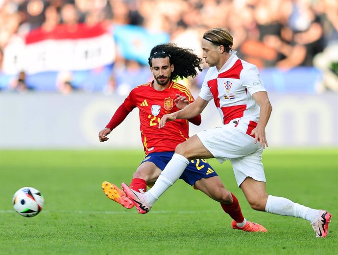 15 June 2024, Berlin: Spain's Marc Cucurella (L) and Croatia's Lovro Majer battle for the ball during the UEFA Euro 2024 group B soccer match between Spain and Croatia at the Olympiastadion. Photo: Andreas Gora/dpa