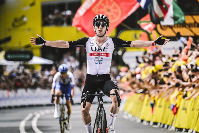 Archivo - El ciclista británico Adam Yates (UAE Team Emirates) celebra una victoria en una carrera