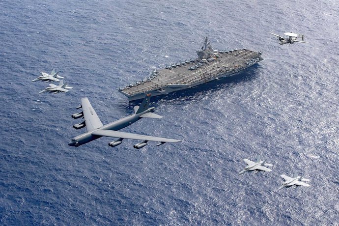 Archivo - February 24, 2024 - Philippine Sea - An Air Force B-52 Stratofortress leads five other aircraft in formation above the aircraft carrier USS Theodore Roosevelt during routine operations in the Philippine Sea, February. 24, 2024.