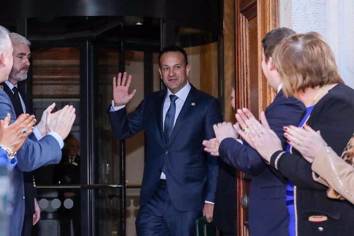 Archivo - DUBLIN, March 20, 2024  -- This file photo taken on Dec. 17, 2022 shows Leo Varadkar (C) in Dublin, Ireland.   The prime minister of the Republic of Ireland Leo Varadkar announced Wednesday that he will resign as party leader immediately and as 