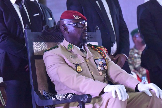 Archivo - (211001) -- CONAKRY, Oct. 1, 2021 (Xinhua) -- Mamady Doumbouya attends his swearing-in ceremony as transitional president in Conakry, Guinea, on Oct. 1, 2021. Guinea's coup leader, president of the National Committee for Rally and Development (C