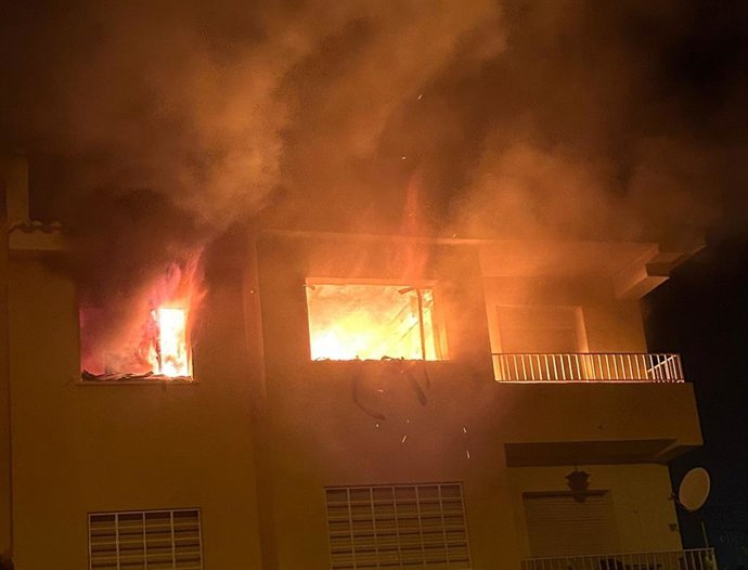 Tres personas resultan heridas, una de ellas grave, en un incendio de vivienda en San Javier