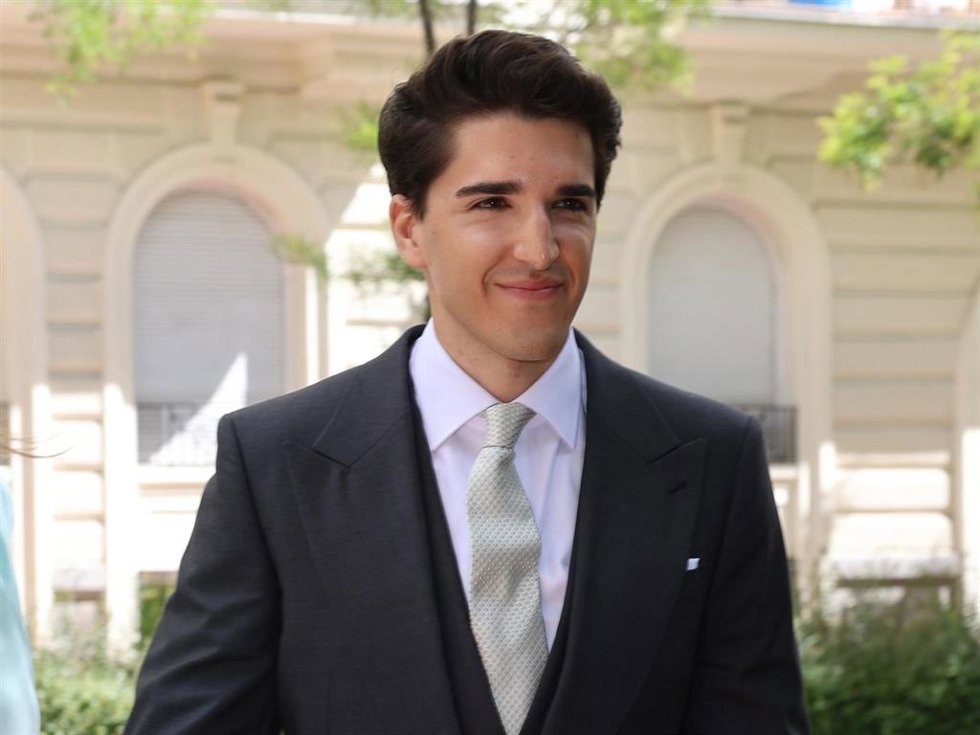 Archivo - Javier García-Obregón y su madre, Paloma Lago, llegan a la iglesia de San Fermín de los Navarros, a 01 de mayo de 2024, en Madrid (España).