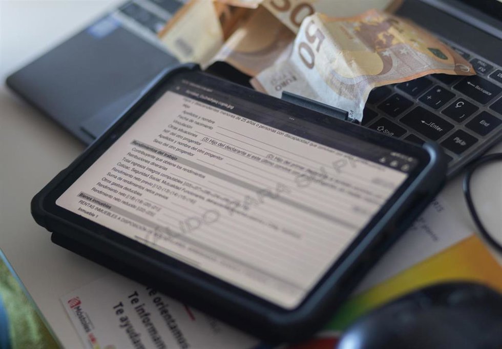 Archivo - Vista de la declaración de la renta en una tablet
