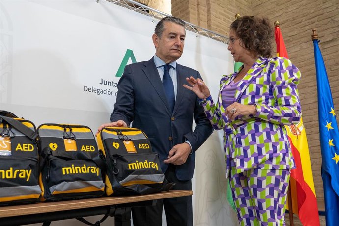 Archivo - El consejero de la Presidencia, Antonio Sanz, y la consejera de Salud, Catalina García, en una imagen de archivo. 