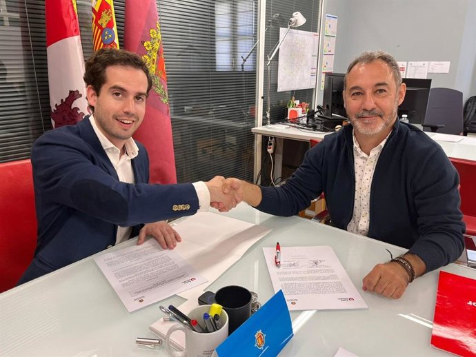 El concejal de Personas Mayores, Familia y Servicios Sociales, Rodrigo Nieto, y el representante legal de la fundación, Oscar Castro, suscriben el convenio