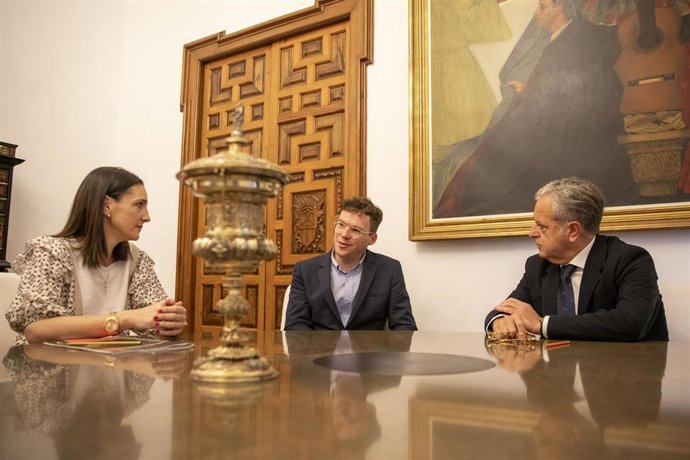 Marta Siles, Sven Jakstat y Salvador Fuentes reunidos para hablar sobre la cesión de la copa gremial a la muestra de Núremberg.