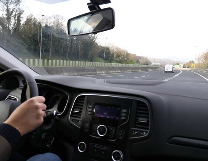 Condutor en un coche