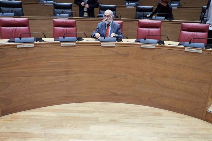 Archivo - El consejero de Salud del Gobierno de Navarra , Fernando Domínguez durante un pleno del Parlamento de Navarra.