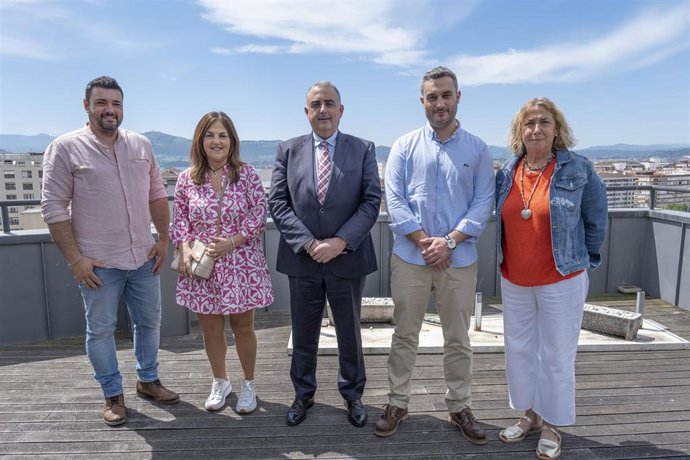 El Consejero De Fomento, Ordenación Del Territorio Y Medio Ambiente, Roberto Media, Recibe Al Alcalde De Ribamontán Al Monte.